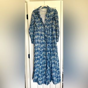 Livro MIDI Blue Floral fits like a small roomy xs. Flattering midsection.